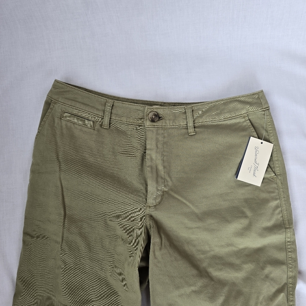 Universal Thread▪️Mid-Rise Straight Leg Relaxed Chino Pants in Olive Green - Picture 3 of 9